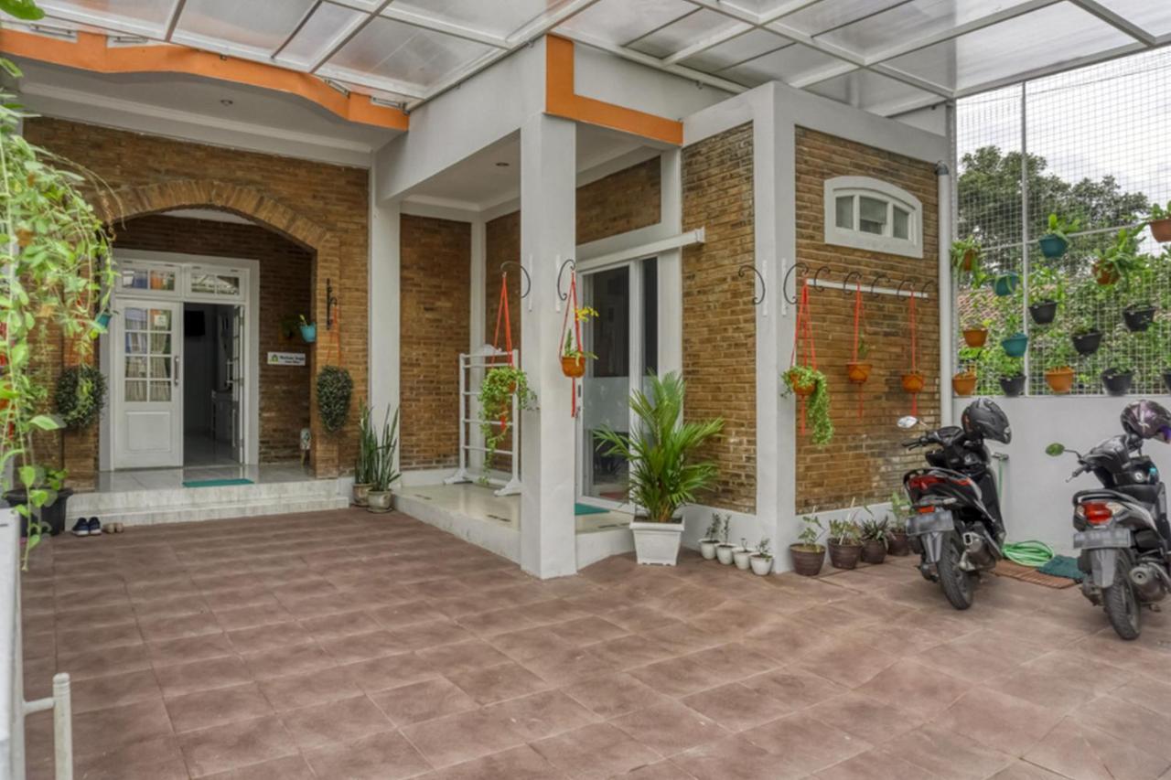 RedDoorz near Sindu Kusuma Edupark 2 Otel Cebongan Dış mekan fotoğraf