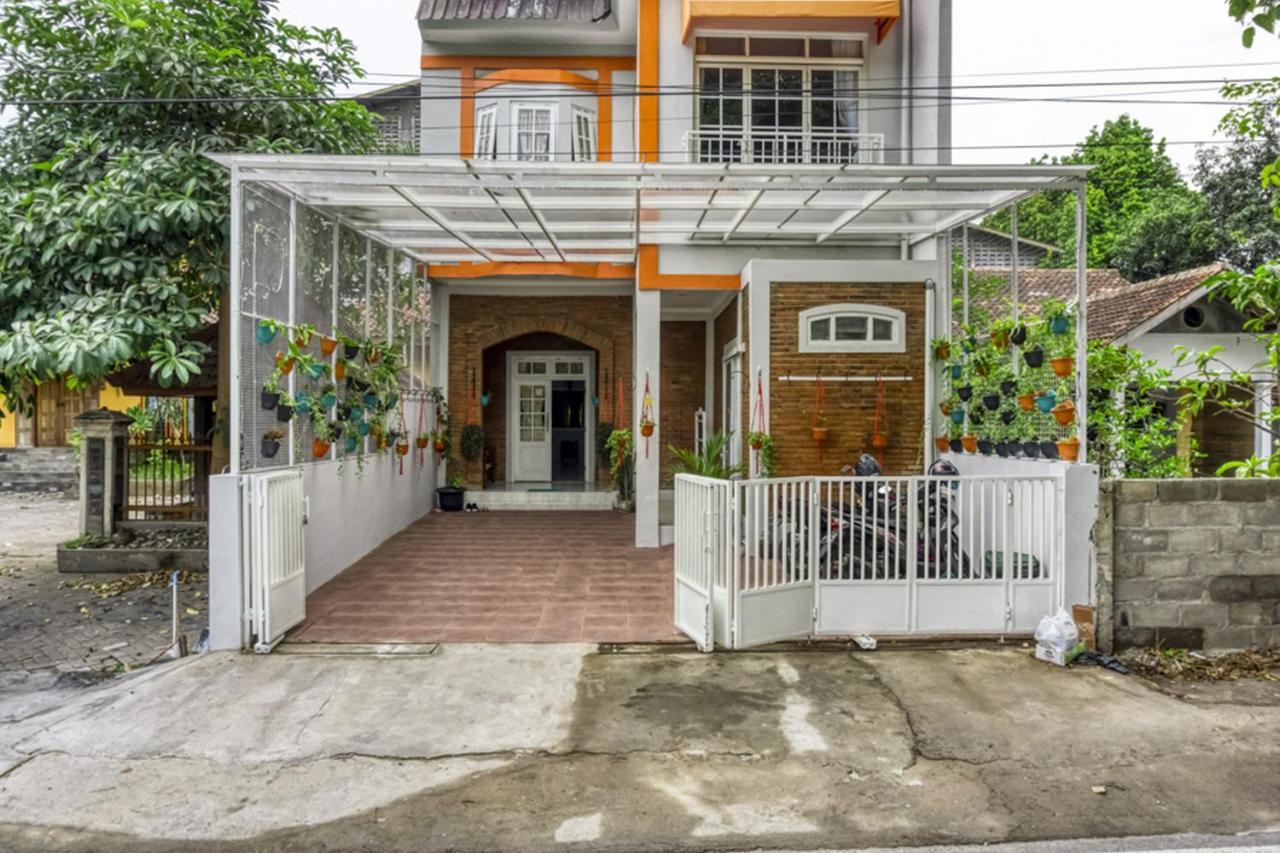 RedDoorz near Sindu Kusuma Edupark 2 Otel Cebongan Dış mekan fotoğraf