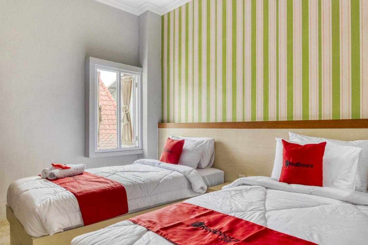 RedDoorz near Sindu Kusuma Edupark 2 Otel Cebongan Dış mekan fotoğraf