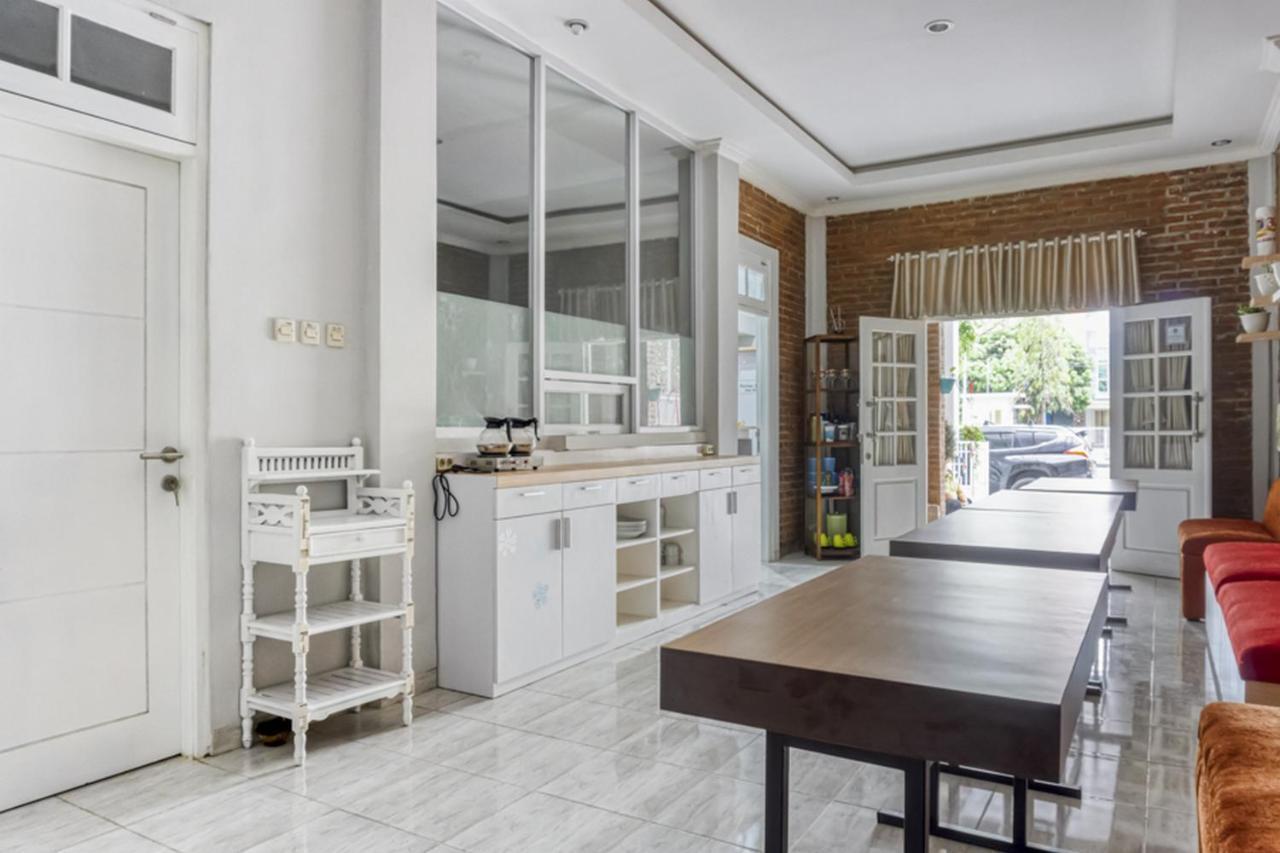 RedDoorz near Sindu Kusuma Edupark 2 Otel Cebongan Dış mekan fotoğraf