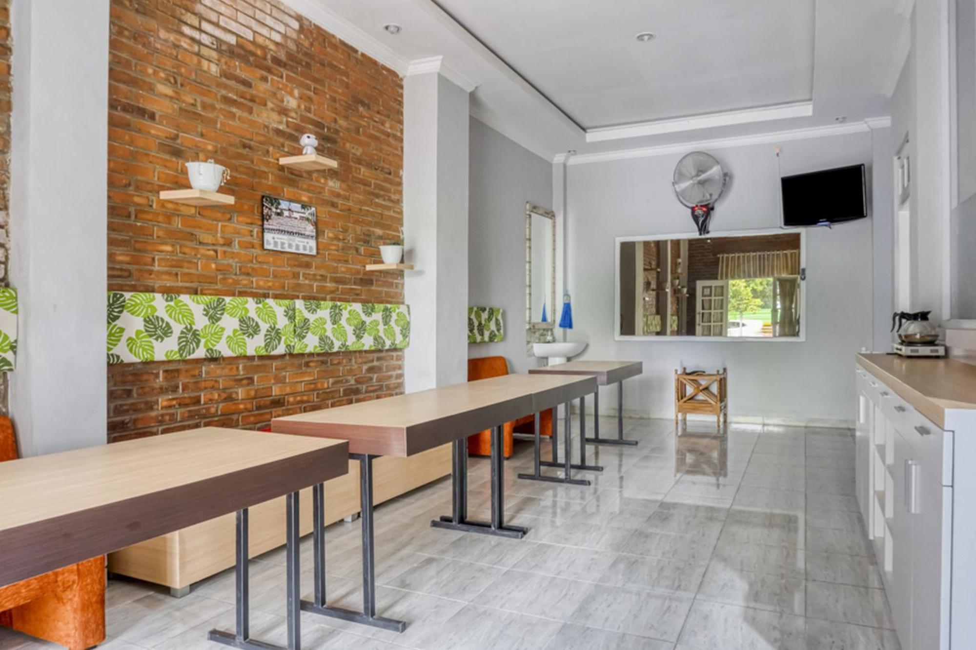 RedDoorz near Sindu Kusuma Edupark 2 Otel Cebongan Dış mekan fotoğraf